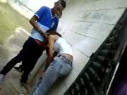 Le regala oral a compañero detras del salon