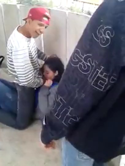 Colegiala pillada mamando la verga a compañero