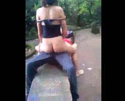 Morrita safada cogiendo con dos compañeros