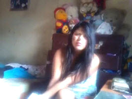 Jazmin muy pensativa en si enseña el culo o no
