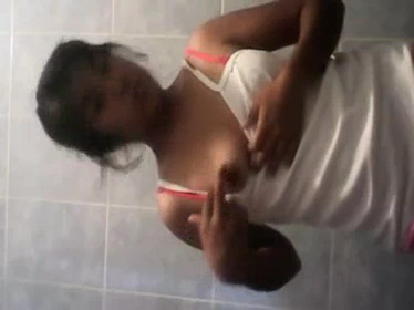 Colegiala enseñando sus pezones prietos en el baño