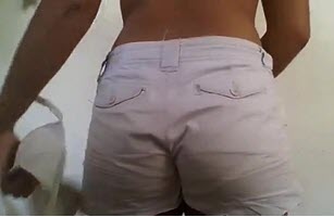 Chica de culito rico bajándose su minishort