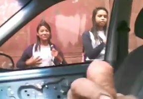 Puñeteandosela enfrente de dos colegialas curiosas
