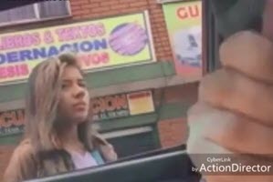 Dick Flashing pidiendo la dirección a una colegiala