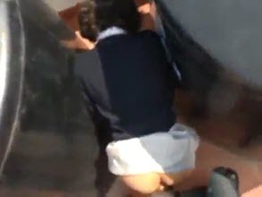 Subdirector se lleva a una alumna detrás de los baños