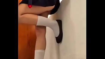 Interesante manera para cogerse a una colegiala flaquita
