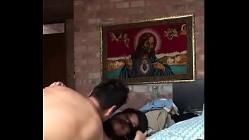 No le importó tener al sagrado corazón frente a ella mientras su profesor le pegó un cogidón que la hizo gritar muy rico