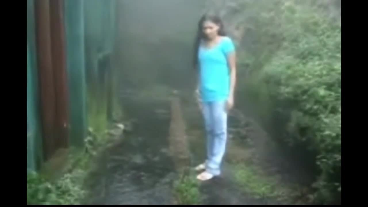 Nena hindú recibiendo verga en plena lluvia y al aire libre