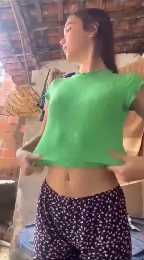 Una nenita putipobre brasileña presumiendo ese cuerpo de escándalo que tiene la cabroncita