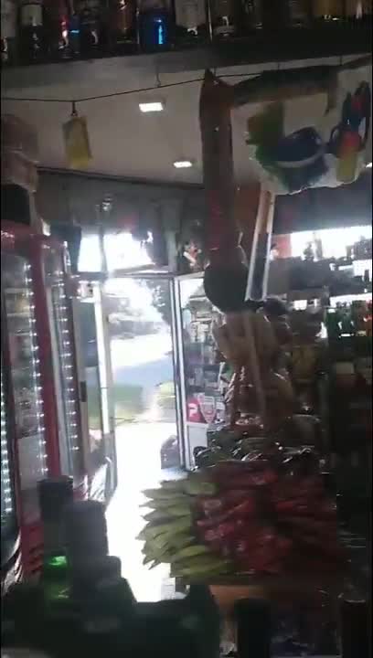 Putipobre en una tienda comiendo verga como buena ninfómana
