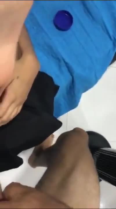 A esta morrita ya sabe que le dan directo por el culo y ella muy feliz de recibirla