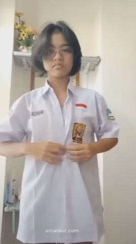 Jovencita tailandesa sacándose la ropa en un atrevido video porno