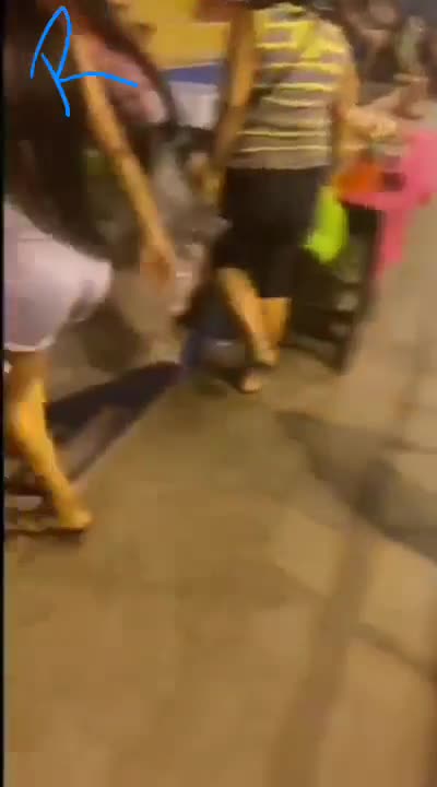 Estaba viendo un partido pero a la morrita ya le andaban las ganas de que le dieran verga