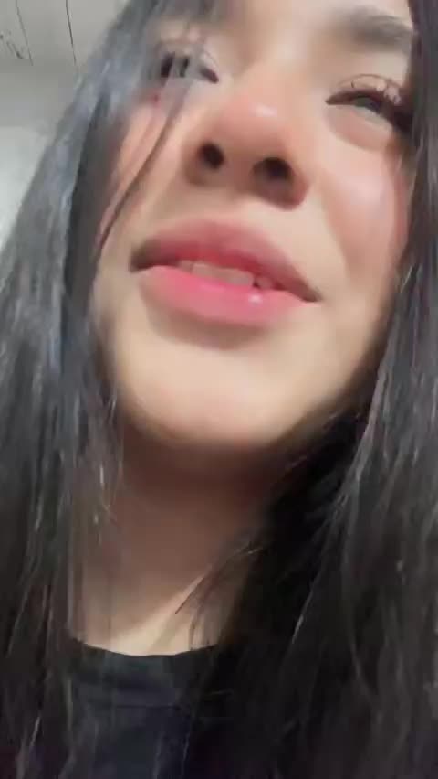 Morrita caliente se muestra en la camara y vaya que está bien buena