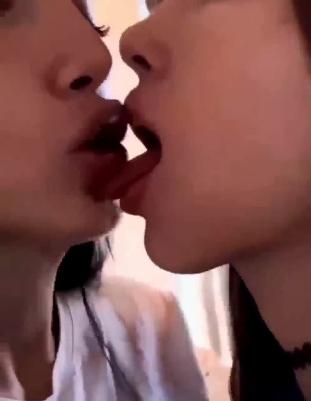 Unas gringas bien locas presumiendo que les gusta ser bi y comerse entre ellas